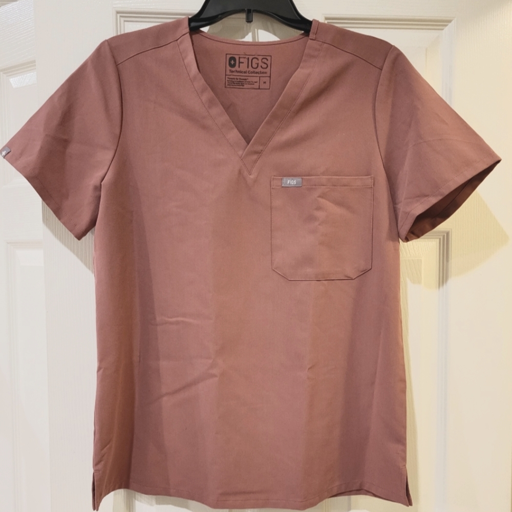 Figs medium scrub top